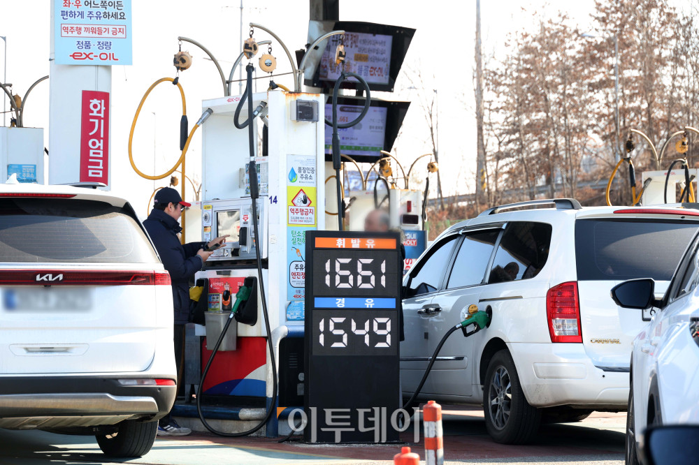 ▲국내 주유소 휘발유와 경유 가격이 8주 연속 하락세를 이어가고 있다. 한국석유공사 유가정보시스템 오피넷에 따르면 1월 넷째 주 전국 주유소의 휘발유 평균 판매가격은 전주보다 5.6원 내린 리터(ℓ)당 1690.6원, 경유 평균 판매가격은 6.2원 하락한 리터(ℓ)당 1583.8원으로 집계됐다. 1일 서울 서초구 만남의광장 주유소에서 운전자가 주유를 하고 있다. 고이란 기자 photoeran@