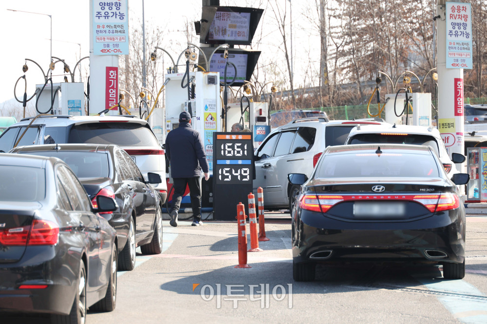 ▲국내 주유소 휘발유와 경유 가격이 8주 연속 하락세를 이어가고 있다. 한국석유공사 유가정보시스템 오피넷에 따르면 1월 넷째 주 전국 주유소의 휘발유 평균 판매가격은 전주보다 5.6원 내린 리터(ℓ)당 1690.6원, 경유 평균 판매가격은 6.2원 하락한 리터(ℓ)당 1583.8원으로 집계됐다. 1일 서울 서초구 만남의광장 주유소에서 운전자가 주유를 하고 있다. 고이란 기자 photoeran@