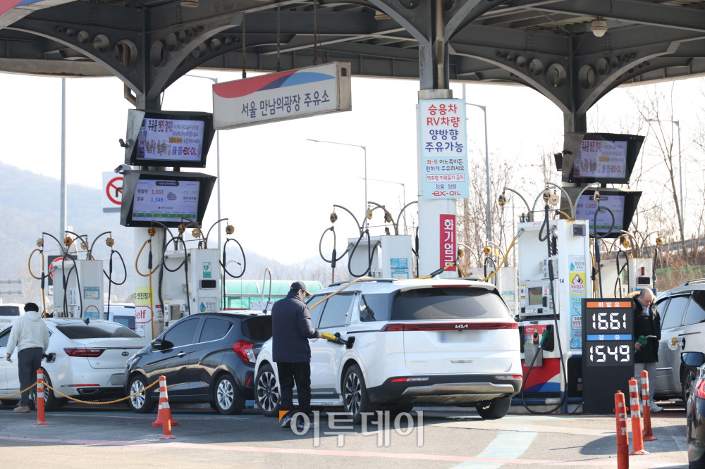 ▲국내 주유소 휘발유와 경유 가격이 8주 연속 하락세를 이어가고 있다. 한국석유공사 유가정보시스템 오피넷에 따르면 1월 넷째 주 전국 주유소의 휘발유 평균 판매가격은 전주보다 5.6원 내린 리터(ℓ)당 1690.6원, 경유 평균 판매가격은 6.2원 하락한 리터(ℓ)당 1583.8원으로 집계됐다. 1일 서울 서초구 만남의광장 주유소에서 운전자가 주유를 하고 있다. 고이란 기자 photoeran@
