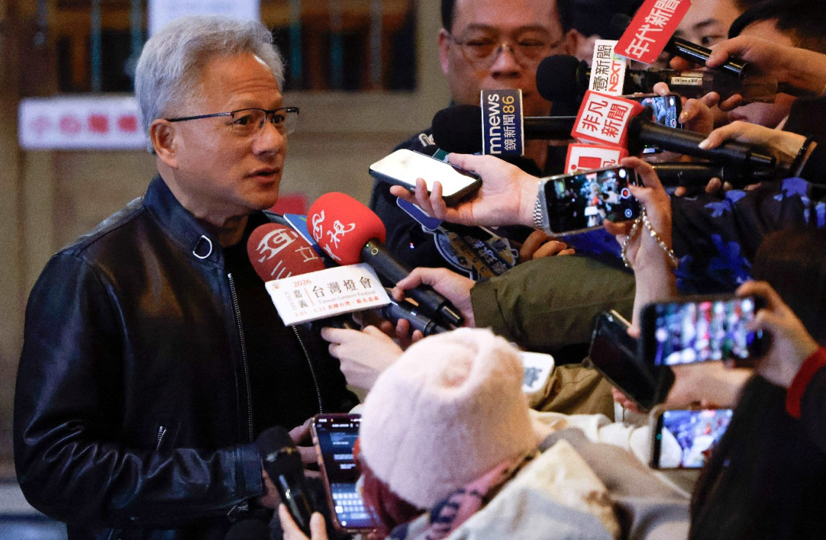 ▲젠슨 황 엔비디아 최고경영자(CEO)가 지난달 31일 대만 타이베이에서 기술업계 CEO들과의 만찬에 앞서 기자들의 질문에 답하고 있다.  (타이베이/로이터연합뉴스 )