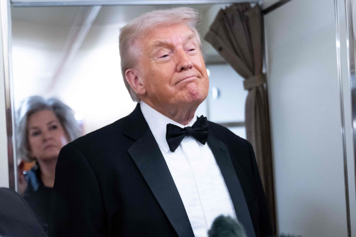 ▲도널드 트럼프 미국 대통령이 지난달 31일(현지시간) 에어포스원에서 질문을 받고 있다. AFP연합뉴스