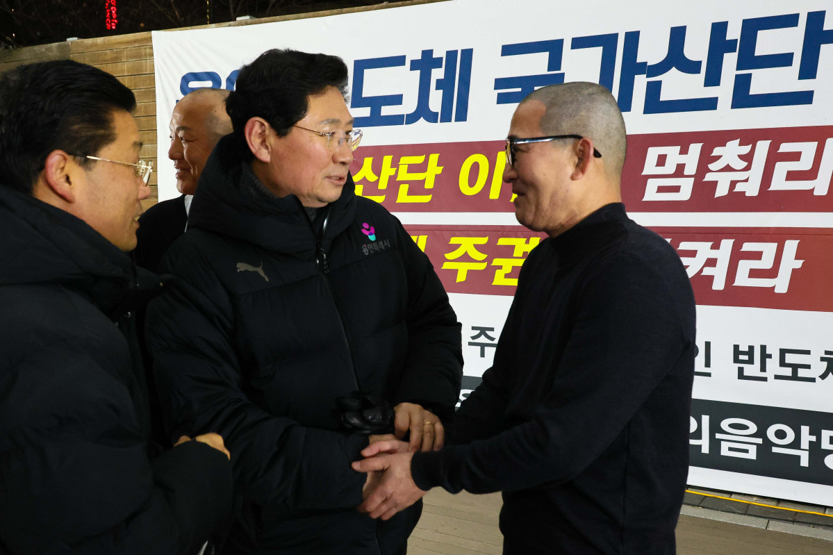 ▲이상일 용인특례시장이 31일 밤 촛불문화제 현장에서 반도체 국가산단 사수 의지를 담아 삭발한 송주현 시민추진위원장의 손을 맞잡고 격려하고 있다. 이 시장은 "시민들이 강한 응집력을 발휘해 주신 데 대해 경의를 표한다"고 밝혔다. (용인특례시)