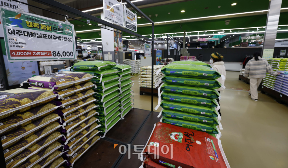 ▲설 명절을 앞두고 쌀값이 석 달 만에 최고치를 기록한 가운데 1일 서울 양재하나로마트에서 시민들이 장을 보고 있다. 이날 한국농수산식품유통공사(aT) 집계에 따르면 쌀 20㎏ 평균 소매가격은 지난달 29일과 30일 이틀 연속 6만5000원을 넘어섰다. 지난달 30일 기준 가격은 6만5302원으로, 작년 같은 기간(5만3180원)보다 22.8% 오른 수준이며 평년 대비로도 20.6% 높다. 정부는 명절 성수기를 앞두고 가격 부담을 완화하기 위해 할인 지원을 이어갈 방침으로, 쌀 20㎏당 최대 4000원을 지원할 계획이다. 고이란 기자 photoeran@