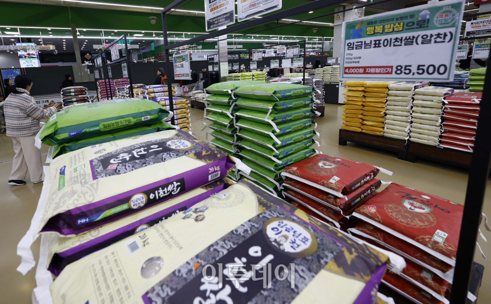 ▲설 명절을 앞두고 쌀값이 석 달 만에 최고치를 기록한 가운데 1일 서울 양재하나로마트에서 시민들이 장을 보고 있다. 이날 한국농수산식품유통공사(aT) 집계에 따르면 쌀 20㎏ 평균 소매가격은 지난달 29일과 30일 이틀 연속 6만5000원을 넘어섰다. 지난달 30일 기준 가격은 6만5302원으로, 작년 같은 기간(5만3180원)보다 22.8% 오른 수준이며 평년 대비로도 20.6% 높다. 정부는 명절 성수기를 앞두고 가격 부담을 완화하기 위해 할인 지원을 이어갈 방침으로, 쌀 20㎏당 최대 4000원을 지원할 계획이다. 고이란 기자 photoeran@