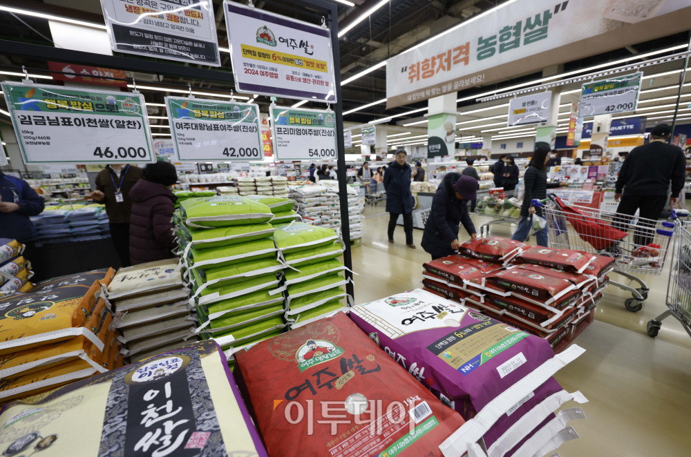 ▲설 명절을 앞두고 쌀값이 석 달 만에 최고치를 기록한 가운데 1일 서울 양재하나로마트에서 시민들이 장을 보고 있다. 이날 한국농수산식품유통공사(aT) 집계에 따르면 쌀 20㎏ 평균 소매가격은 지난달 29일과 30일 이틀 연속 6만5000원을 넘어섰다. 지난달 30일 기준 가격은 6만5302원으로, 작년 같은 기간(5만3180원)보다 22.8% 오른 수준이며 평년 대비로도 20.6% 높다. 정부는 명절 성수기를 앞두고 가격 부담을 완화하기 위해 할인 지원을 이어갈 방침으로, 쌀 20㎏당 최대 4000원을 지원할 계획이다. 고이란 기자 photoeran@