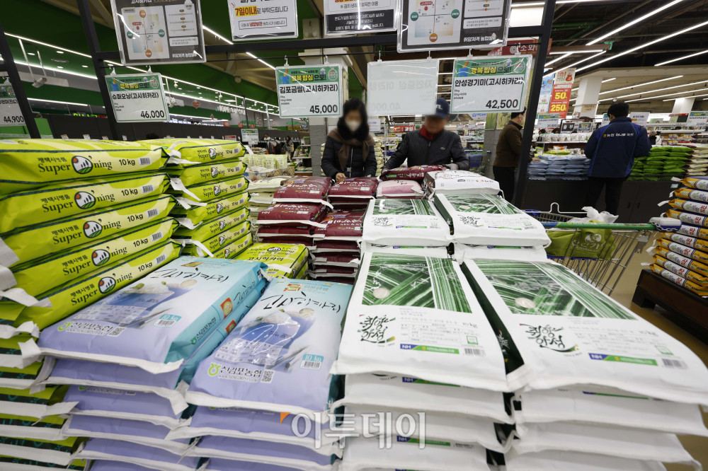 ▲설 명절을 앞두고 쌀값이 석 달 만에 최고치를 기록한 가운데 1일 서울 양재하나로마트에서 시민들이 장을 보고 있다. 이날 한국농수산식품유통공사(aT) 집계에 따르면 쌀 20㎏ 평균 소매가격은 지난달 29일과 30일 이틀 연속 6만5000원을 넘어섰다. 지난달 30일 기준 가격은 6만5302원으로, 작년 같은 기간(5만3180원)보다 22.8% 오른 수준이며 평년 대비로도 20.6% 높다. 정부는 명절 성수기를 앞두고 가격 부담을 완화하기 위해 할인 지원을 이어갈 방침으로, 쌀 20㎏당 최대 4000원을 지원할 계획이다. 고이란 기자 photoeran@