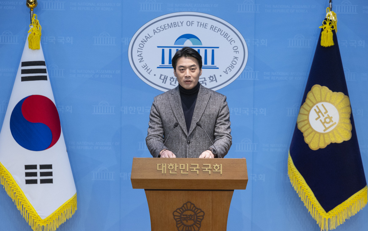 ▲한준호 더불어민주당 의원이 1일 국회 소통관에서 민주당 정청래 대표가 제의했던 조국혁신당에 대한 합당 제안 철회를 요청하는 기자회견을 하고 있다. 사진=연합뉴스