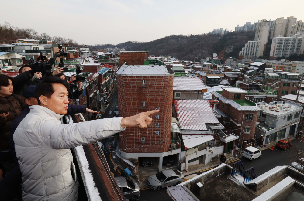 ▲오세훈 서울시장이 서울 관악구 신림7재개발 구역을 찾아 노후 주거환경을 점검하는 모습. 신태현 기자 holjjak@ (이투데이DB)