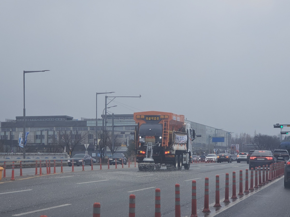 ▲수원특례시 제설차량이 도로에 제설제를 살포하고 있다. 수원시는 2일 새벽 최대 10cm 폭설 예보에 대비해 1일 저녁 6시부터 비상근무에 돌입, 제설장비 116대와 인력 230명을 투입해 선제적 제설작업에 나섰다. (수원특례시)