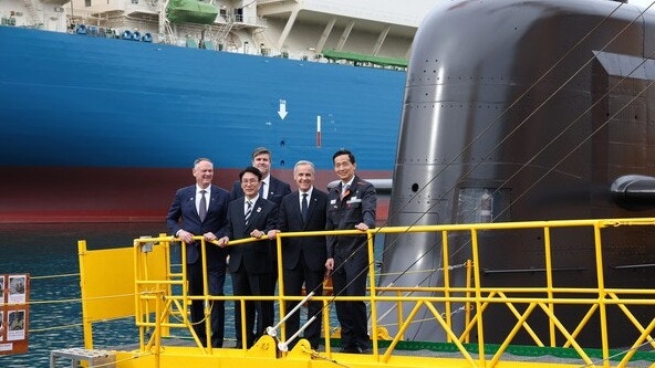 ▲지난해 10월 마크 카니 캐나다 총리(앞줄 오른쪽 두번째)가 한화오션 조선소를 방문했다. 신형 잠수함(장영실함)에 올라 김민석 국무총리(앞줄 왼쪽 두번째), 김동관 한화그룹 부회장(앞줄 오른쪽 첫번째)과 기념 사진을 찍고 있다. (한화)