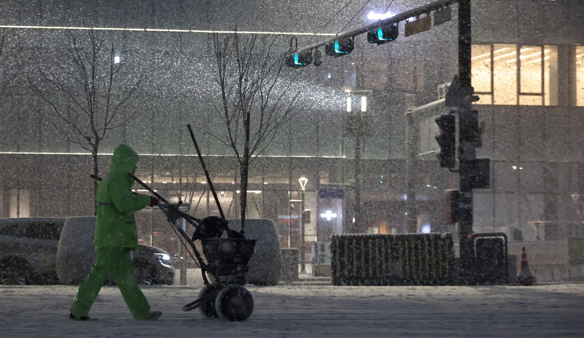 ▲영하권의 날씨가 계속되는 23일 저녁 서울 종로구 광화문광장 일대에 많은 양의 눈이 내리고 있다. (연합뉴스)