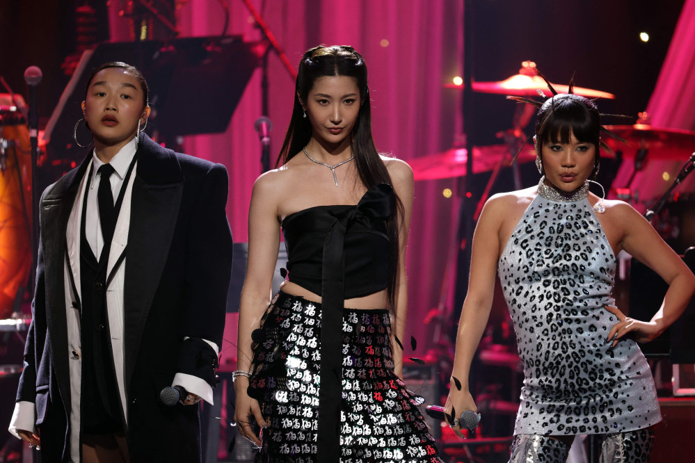 ▲오드리 누나(Audrey Nuna), 이재(EJAE), 레이 아미(Rei Ami)(왼쪽부터)가 31일(현지시간) 미국 캘리포니아주 베벌리힐스의 베벌리 힐튼 호텔에서 열린 ‘레코딩 아카데미 및 클라이브 데이비스 주최 인더스트리 아이콘 헌정 프리 그래미 갈라’ 무대에서 공연하고 있다.