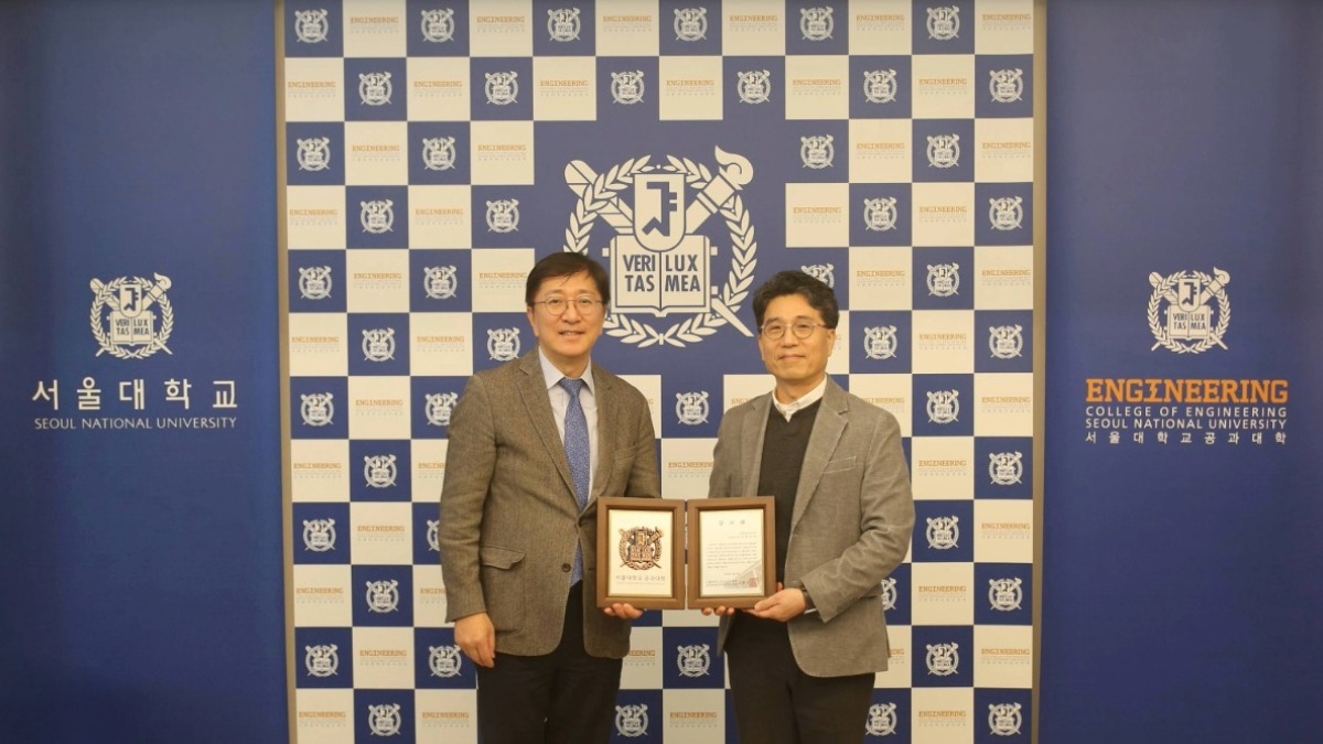 ▲김영오 서울대학교 공과대학 학장(왼쪽)과 김종명 넥센타이어 중앙연구소장이 감사패을 전달하며 기념사진을 촬영하고 있다.   (자료제공=넥센타이어)