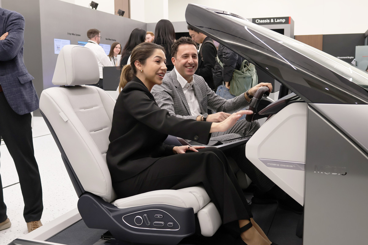 ▲현대모비스는 최근 미국 라스베가스에서 열린 CES 2026에서 글로벌 고객사를 대상으로 각종 신기술을 선보였다. 업계 관계자들이 현대모비스 차세대 콕핏시스템인 엠빅스(M.Vics) 7.0을 체험하고 있는 모습. (자료제공=현대모비스)