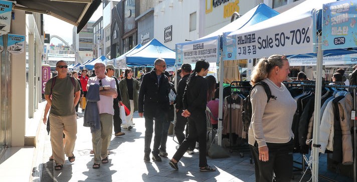 ▲제주시 건입동 칠성통에서 제주칠성로 상점가가 주관하고 제주도와 제주시, 원도심활성화자율상권조합이 주최한 '칠성로 굿데이 페스타'에 도민과 관광객들의 발걸음. (사진제공=뉴시스)
