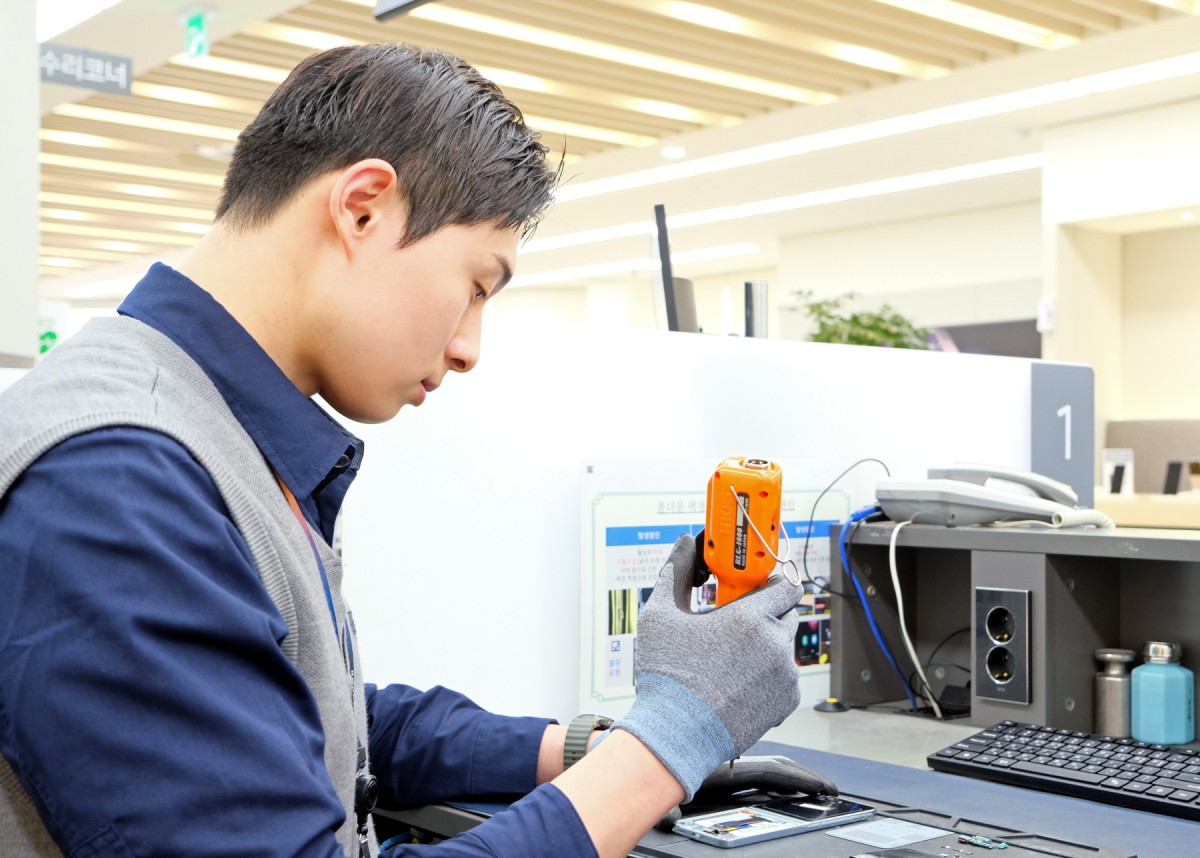 ▲삼성전자서비스 엔지니어가 스마트폰 디스플레이 단품 수리를 진행하는 모습  (사진제공=삼성전자)