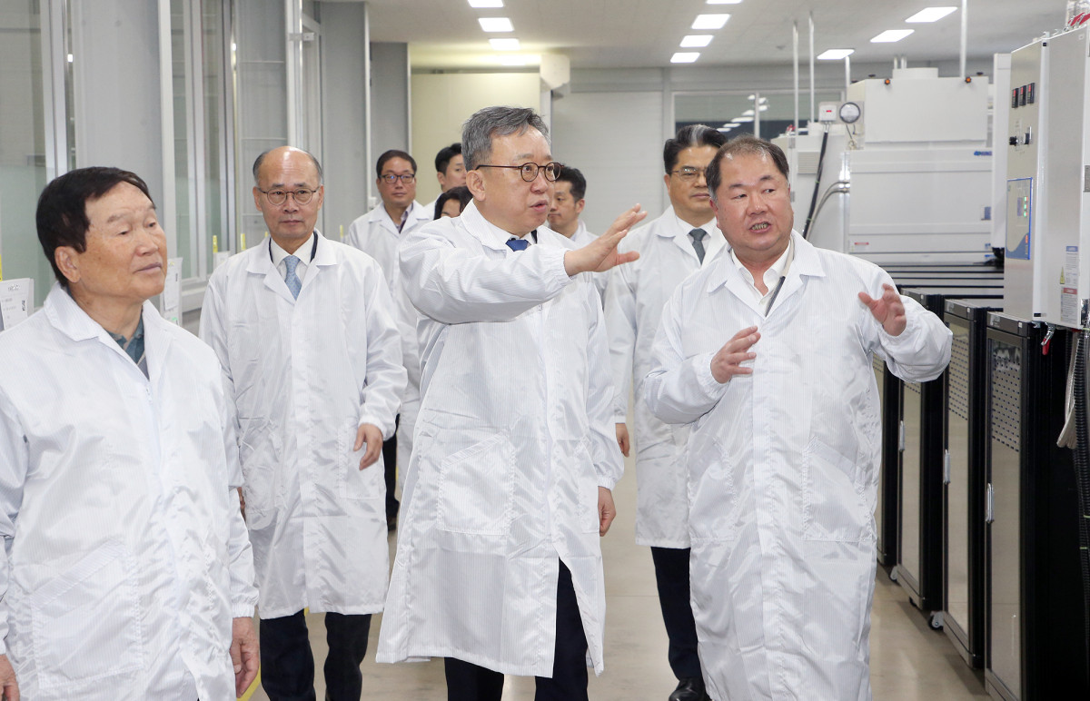 ▲정상혁(앞줄 가운데) 신한은행장이 1월 30일 경기도 화성시에 위치한 디와이피 화성 공장을 방문해 홍순겸(앞줄 왼쪽) 디와이피 회장과 양준규(앞줄 오른쪽) 디와이피 사장으로부터 설명을 듣고 있다. (사진제공=신한은행)