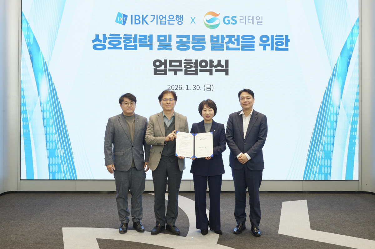 ▲GS리테일이 IBK기업은행과 지난달 30일 유통-금융 협업 체계 구축을 위한 업무협약을 체결했다.오진석 GS리테일 플랫폼SU장 부사장(왼쪽 2번째)과 오정순 IBK기업은행 부행장(왼쪽 3번째) 등 관계자가 기념 사진을 찍고 있다. (사진제공=GS리테일)