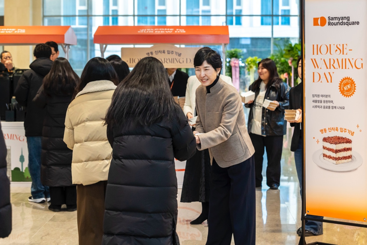 ▲서울 중구 명동 신사옥에서 열린 ‘하우스-워밍 데이’ 행사에서 임직원들에게 간식을 전달하고 있는 김정수 삼양라운드스퀘어 부회장. (사진제공 = 삼양라운드스퀘어)