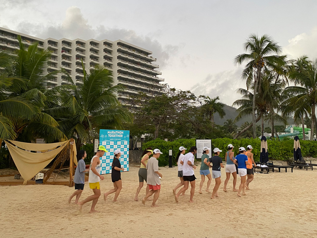 ▲켄싱턴호텔 사이판 투숙객들이 호텔 앞 바다에서 러닝을 즐기고 있다. (사진제공=이랜드파크)