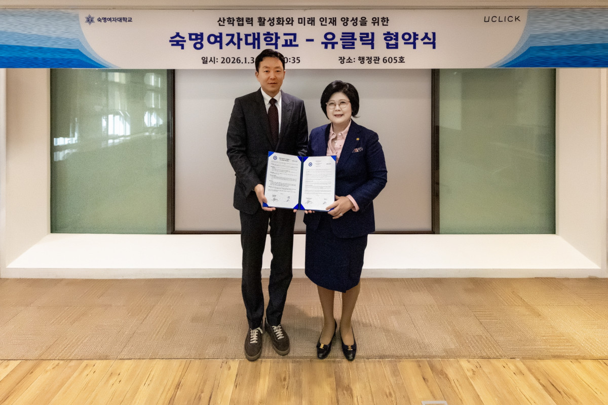▲30일 서울 용산구 숙명여대 행정관에서 열린 업무협약식에서 문시연 숙명여대 총장(오른쪽)과 김철 유클릭 대표이사가 기념촬영을 하고 있다.  (사진=숙명여대)