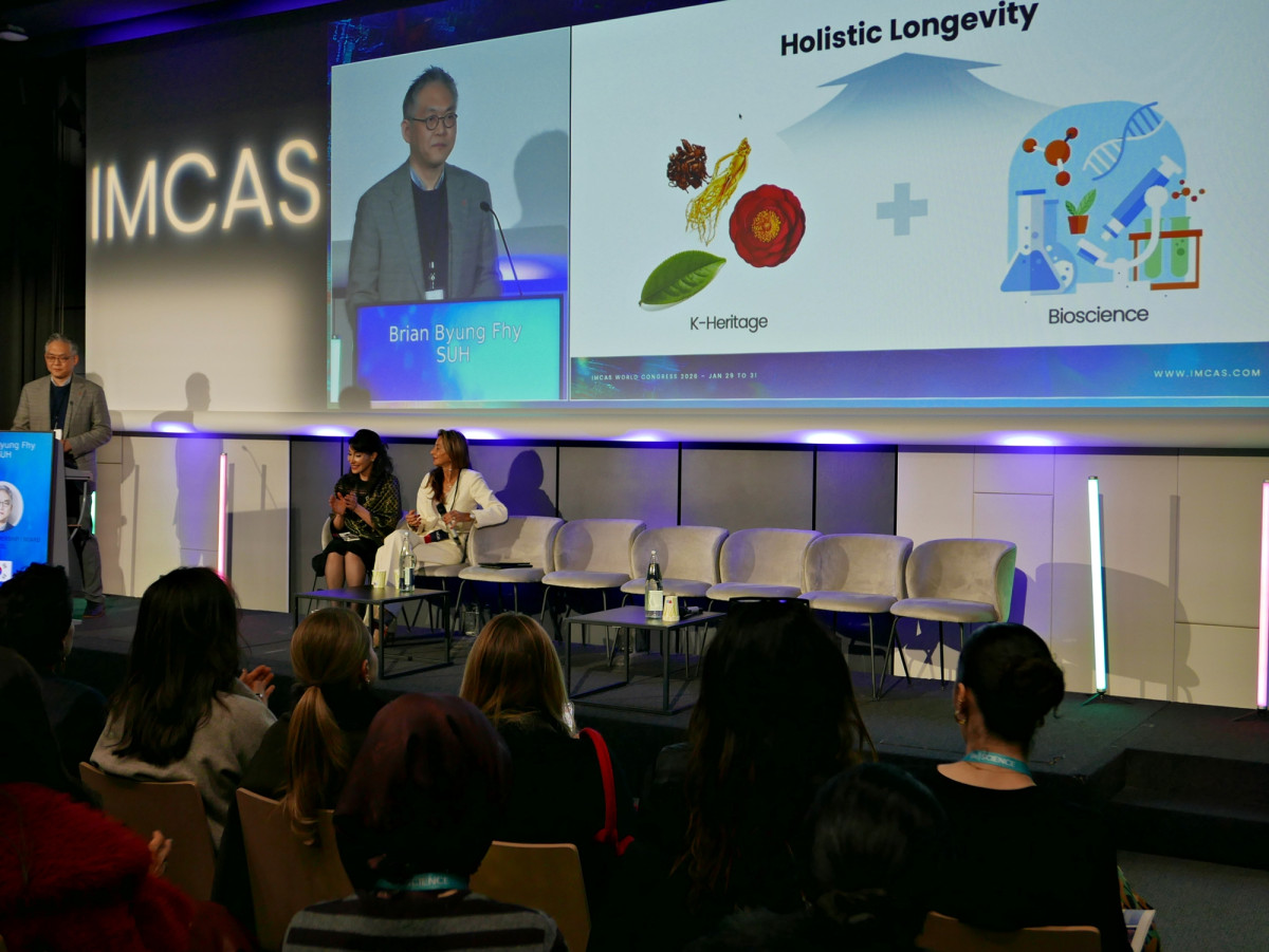 ▲1월 30일(현지시간) IMCAS World Congress 2026 현장에서 아모레퍼시픽 R&I 센터장 서병휘 CTO가 발표하고 있다. (사진제공=아모레퍼시픽)