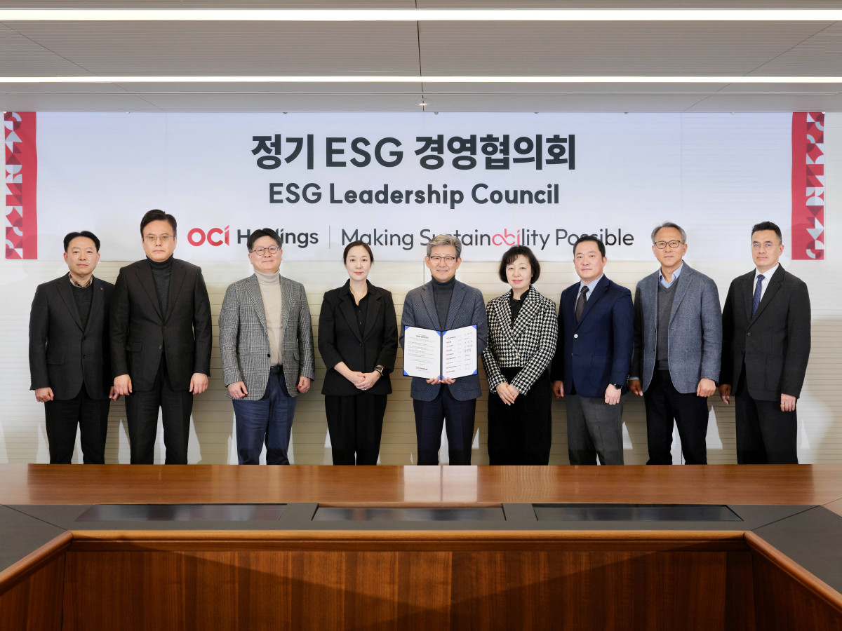 ▲지난달 30일 ESG 경영협의회에 참석한 김유신 OCI 부회장(왼쪽에서 다섯째), 이수미 OCI홀딩스 부사장(왼쪽에서 여섯째) 등 주요 경영진이 기념촬영을 하고 있다. (사진= OCI홀딩스)