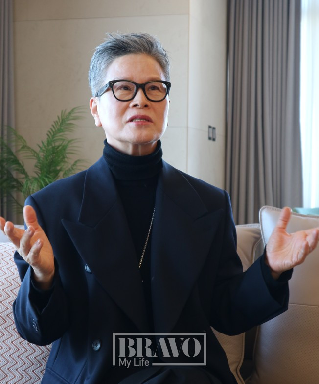 ▲더클래식500 입주자인 오문자 씨가 지난달 더클래식500에서 브라보마이라이프와 인터뷰를 진행하고 있다. 서지희 기자 jhsseo@