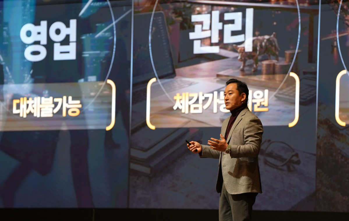 ▲김성환 한국투자증권 사장이 지난달 31일부터 이달 1일까지 인천 인스파이어 엔터테인먼트 리조트에서 열린 '2026 경영전략회의'에서 발표하고 있다. (사진제공=한국투자증권)