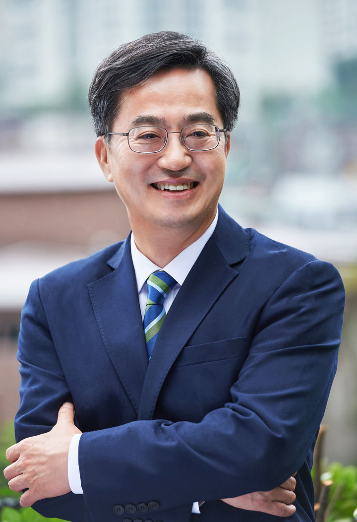 ▲김동연 경기도지사가 2일 신년 기자간담회에서 '내 생활의 플러스, 경기도가 더 뛰겠습니다'를 주제로 올해 도정 운영 방향을 밝혔다.  (경기도)