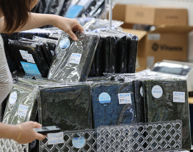 ▲2025년 8월 10일 서울의 한 대형마트에서 시민이 김을 고르고 있다. (연합뉴스)