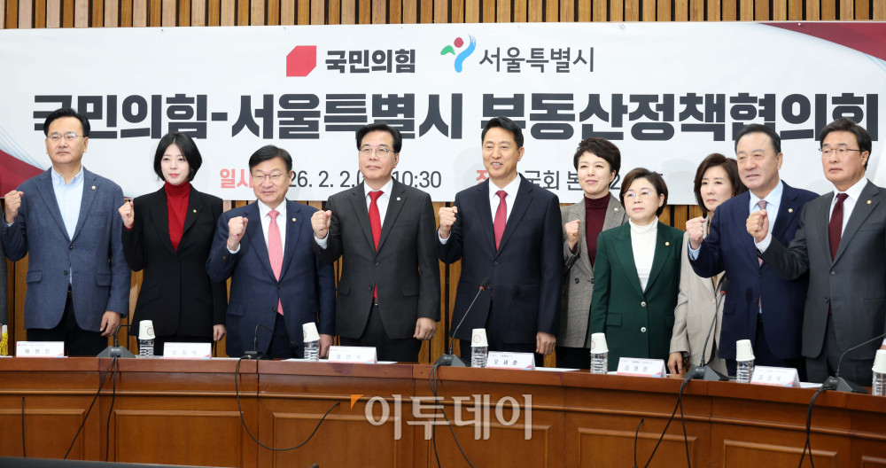 ▲송언석(왼쪽 네번째) 국민의힘 원내대표와 오세훈(왼쪽 다섯번째) 서울시장이 2일 서울 여의도 국회에서 열린 국민의힘-서울특별시 부동산정책협의회에서 참석자들과 기념촬영을 하고 있다. 고이란 기자 photoeran@