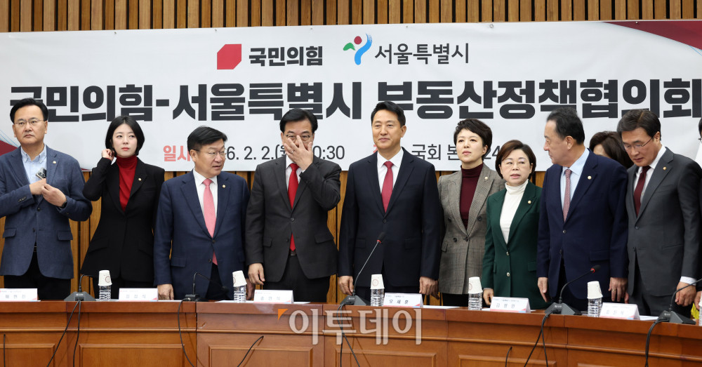 ▲송언석(왼쪽 네번째) 국민의힘 원내대표와 오세훈(왼쪽 다섯번째) 서울시장이 2일 서울 여의도 국회에서 열린 국민의힘-서울특별시 부동산정책협의회에서 참석자들과 기념촬영을 하고 있다. 고이란 기자 photoeran@