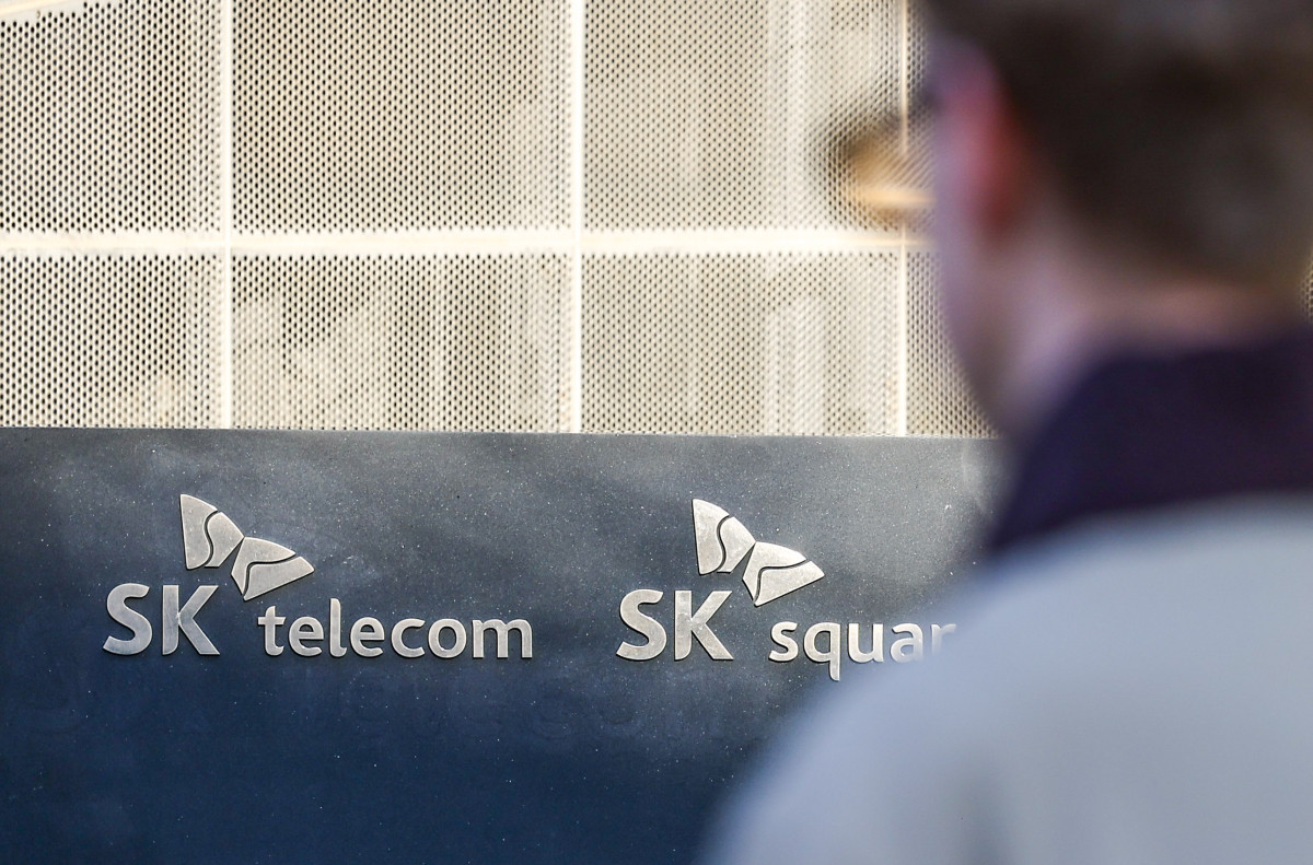 ▲1월 20일 서울시내 SK텔레콤 매장 앞에서 시민들이 이동하고 있다. (사진제공=SKT)