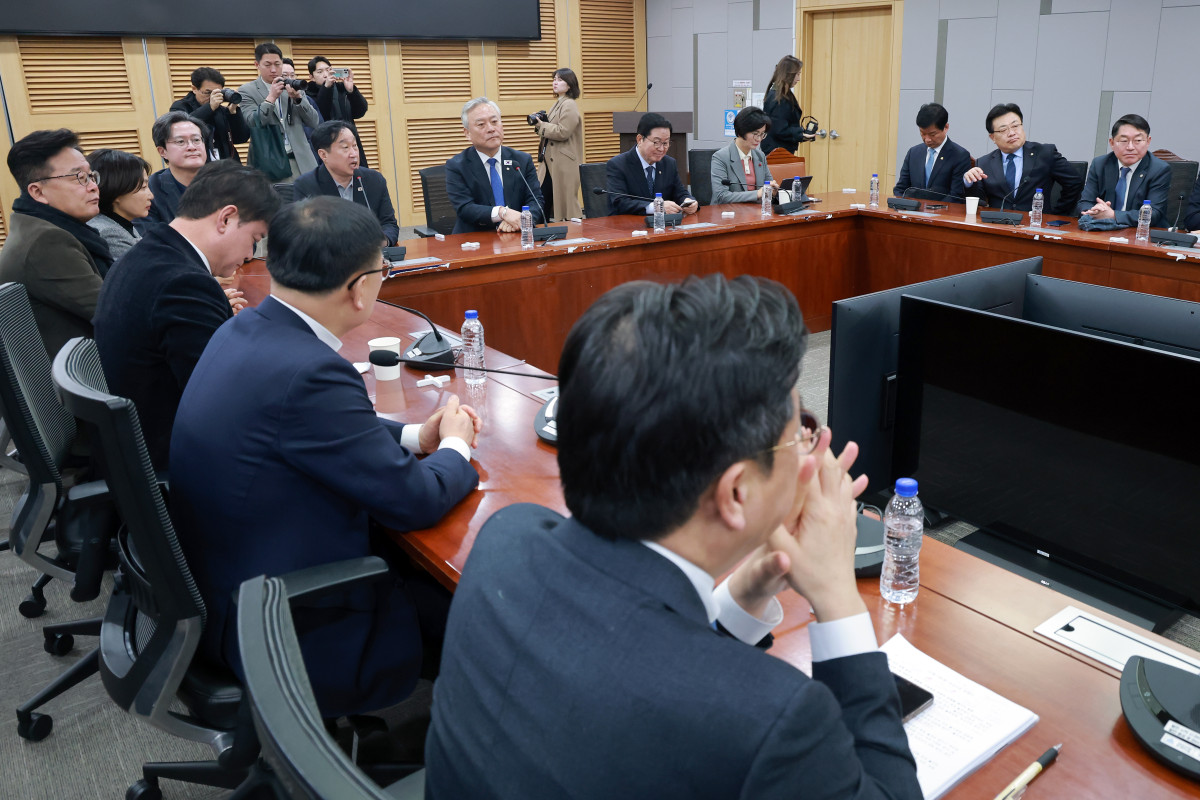 ▲더불어민주당 초선 의원 모임인 더민초 대표 이재강 의원 등 소속 의원들이 2일 국회의원회관에서 민주당과 조국혁신당의 합당과 관련한 간담회를 하고 있다.  (연합뉴스)