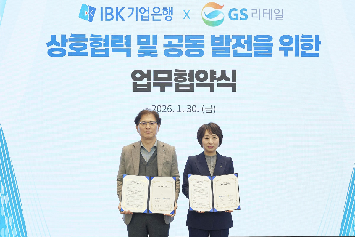 ▲오정순 IBK기업은행 개인고객그룹장(오른쪽)과 오진석 GS리테일 플랫폼SU 부사장(왼쪽)이 지난달 30일 서울 을지로 기업은행 본점에서 협약식을 마치고 기념촬영을 하고 있다. (사진제공=IBK기업은행)