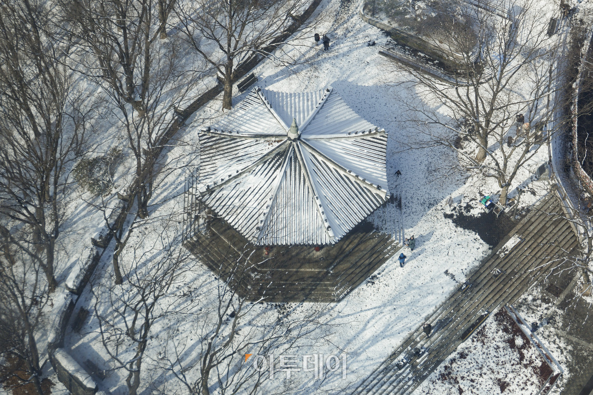 ▲폭설이 내린 2일 서울 용산구 남산 팔각정에 눈이 쌓여 있다. 조현호 기자 hyunho@