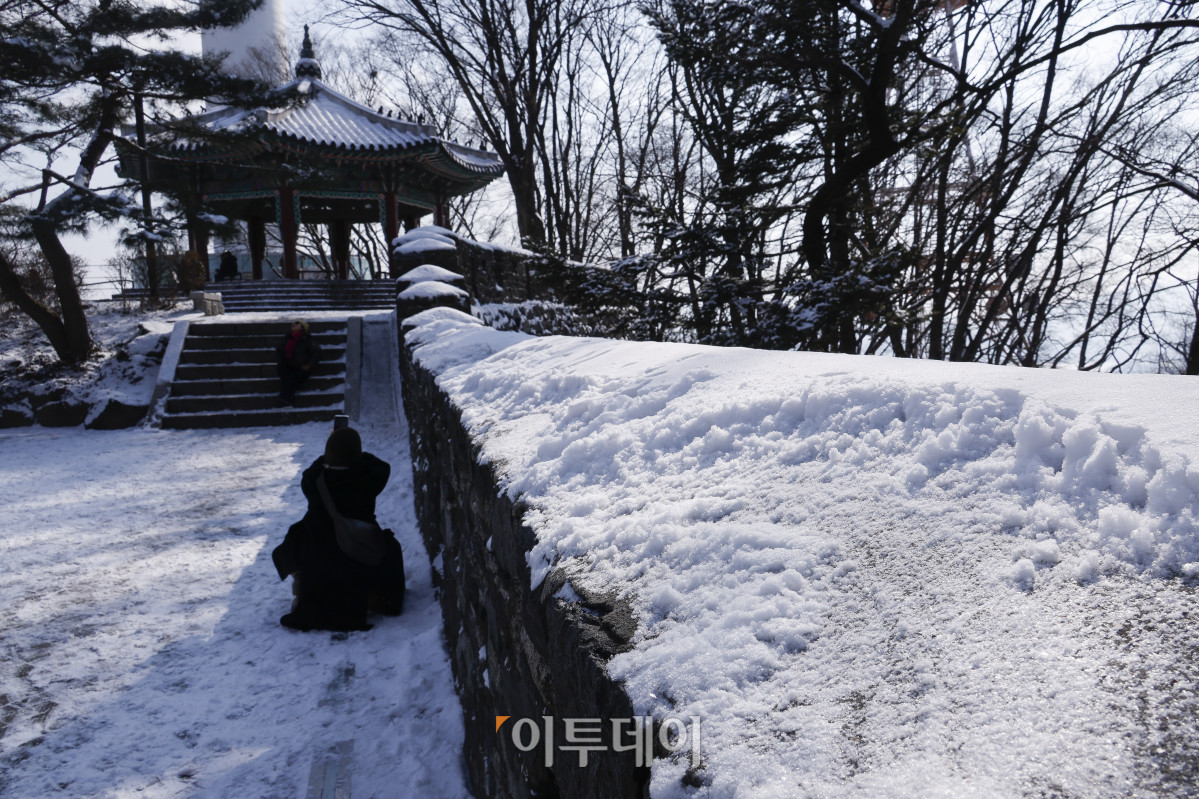 ▲폭설이 내린 2일 서울 용산구 남산 팔각정에 눈이 쌓여 있다. 조현호 기자 hyunho@