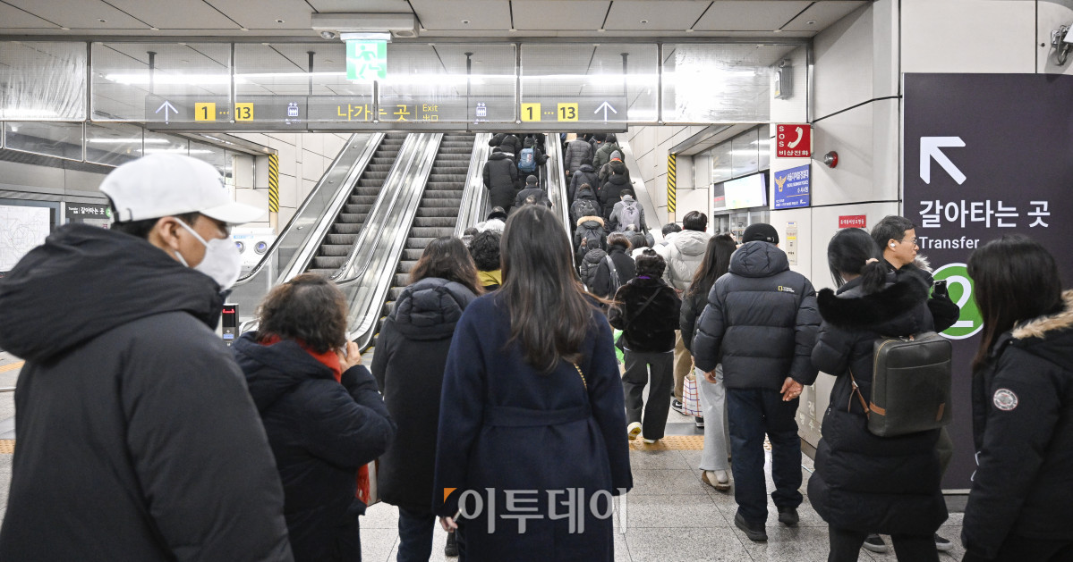 ▲밤새 내린 눈의 여파로 곳곳이 도로 곳곳이 얼어붙은 2일 서울 지하철 당산역에서 시민들이 지하철을 이용하고 있다. 조현호 기자 hyunho@