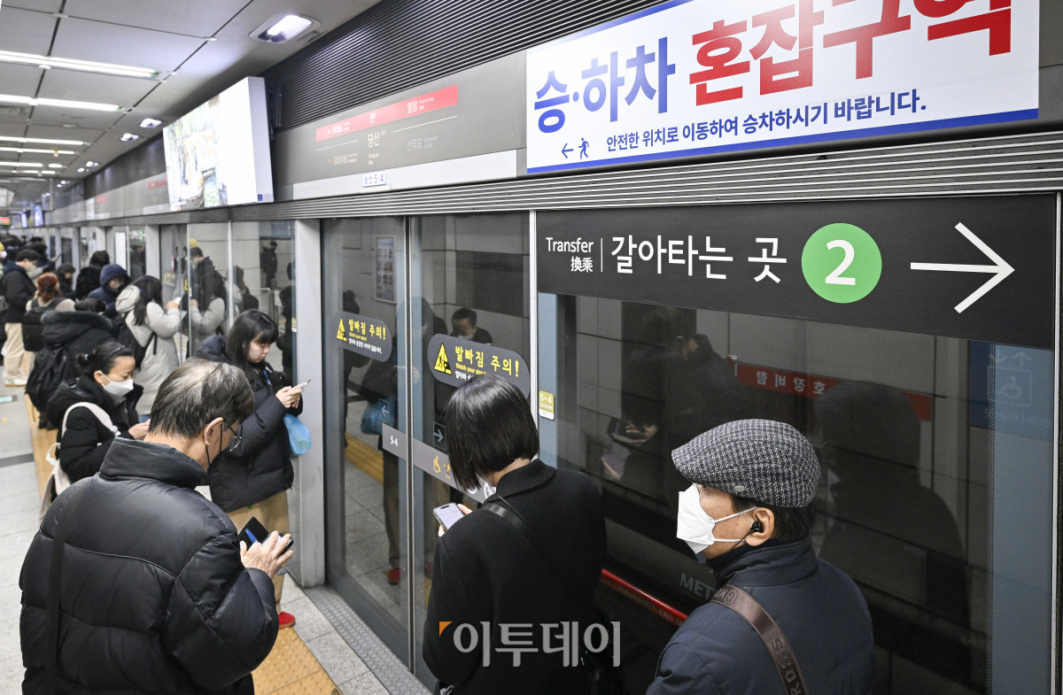 ▲밤새 내린 눈의 여파로 곳곳이 도로 곳곳이 얼어붙은 2일 서울 지하철 당산역에서 시민들이 지하철을 이용하고 있다. 조현호 기자 hyunho@