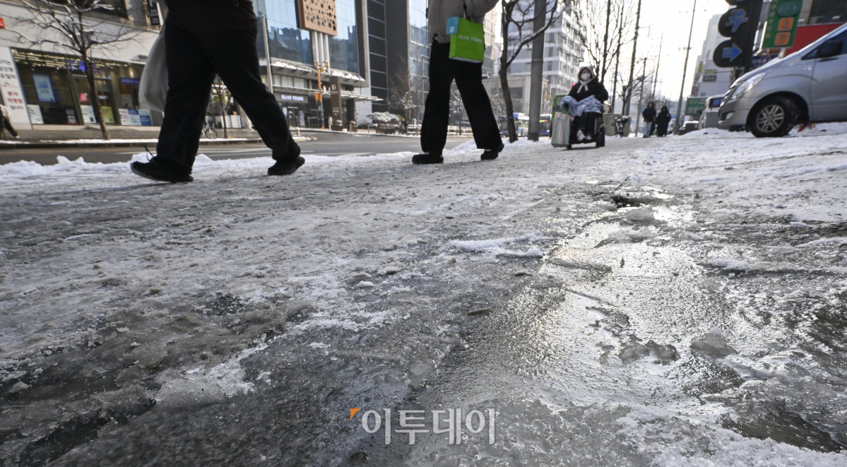 ▲밤새 내린 눈의 여파로 2일 서울 영등포구 당산역 일대에서 시민들이 빙판길을 걷고 있다. 조현호 기자 hyunho@