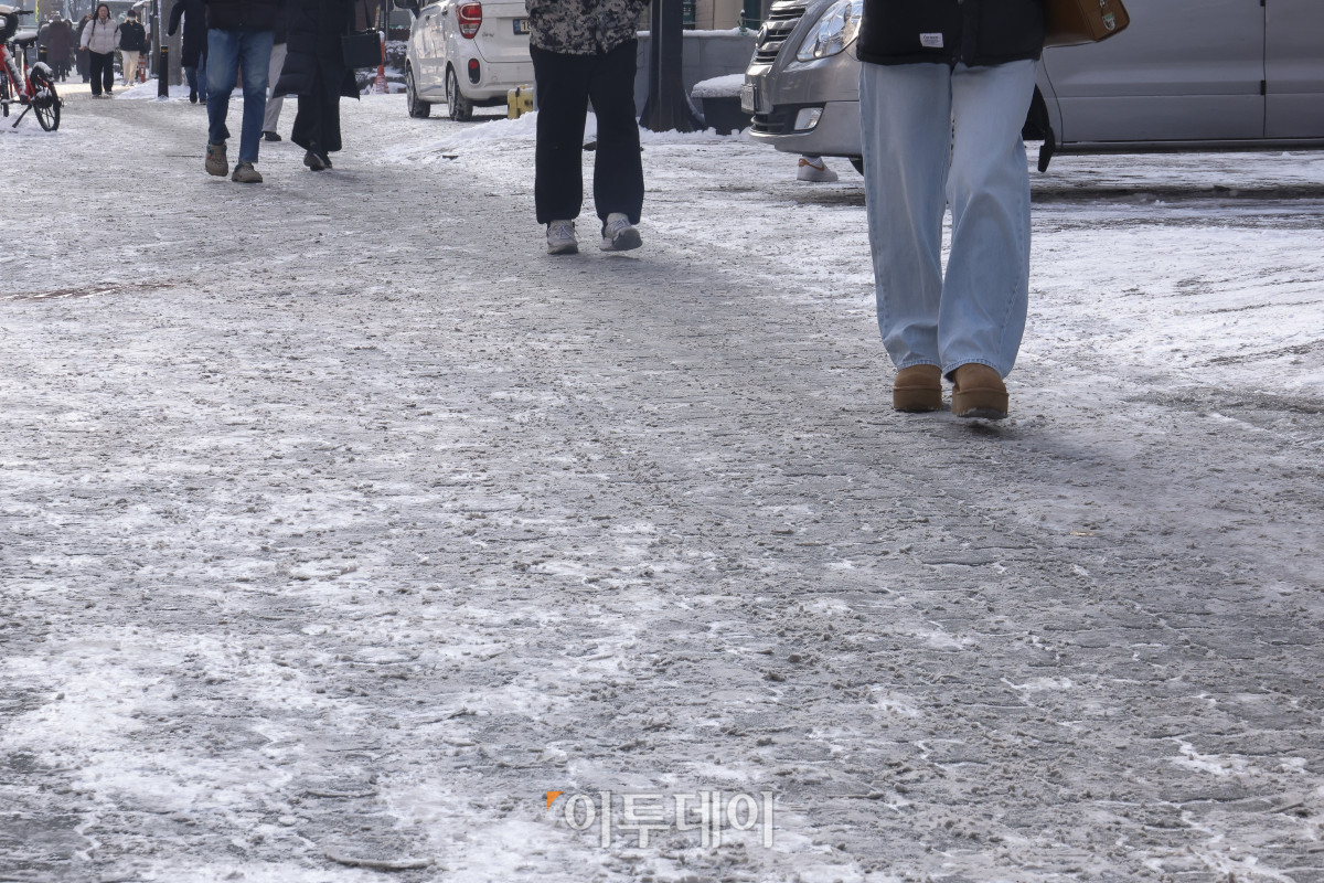 ▲밤새 내린 눈의 여파로 2일 서울 영등포구 당산역 일대에서 시민들이 빙판길을 걷고 있다. 조현호 기자 hyunho@