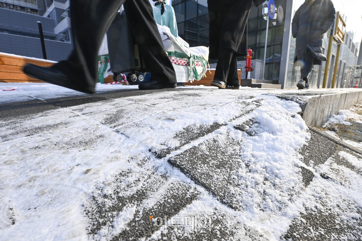 ▲밤새 내린 눈의 여파로 2일 서울 영등포구 당산역 일대에서 시민들이 빙판길을 걷고 있다. 조현호 기자 hyunho@