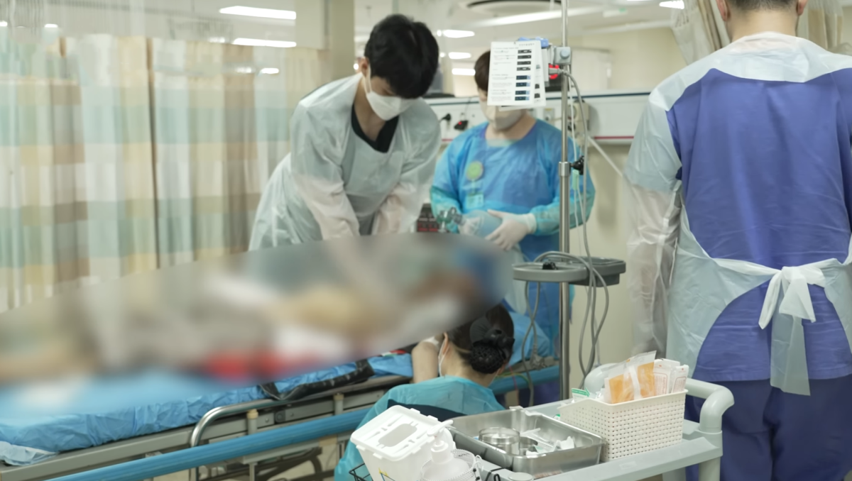 ▲응급실 의사가 심폐소생술을 시행하고 있다. (사진제공=온병원 )