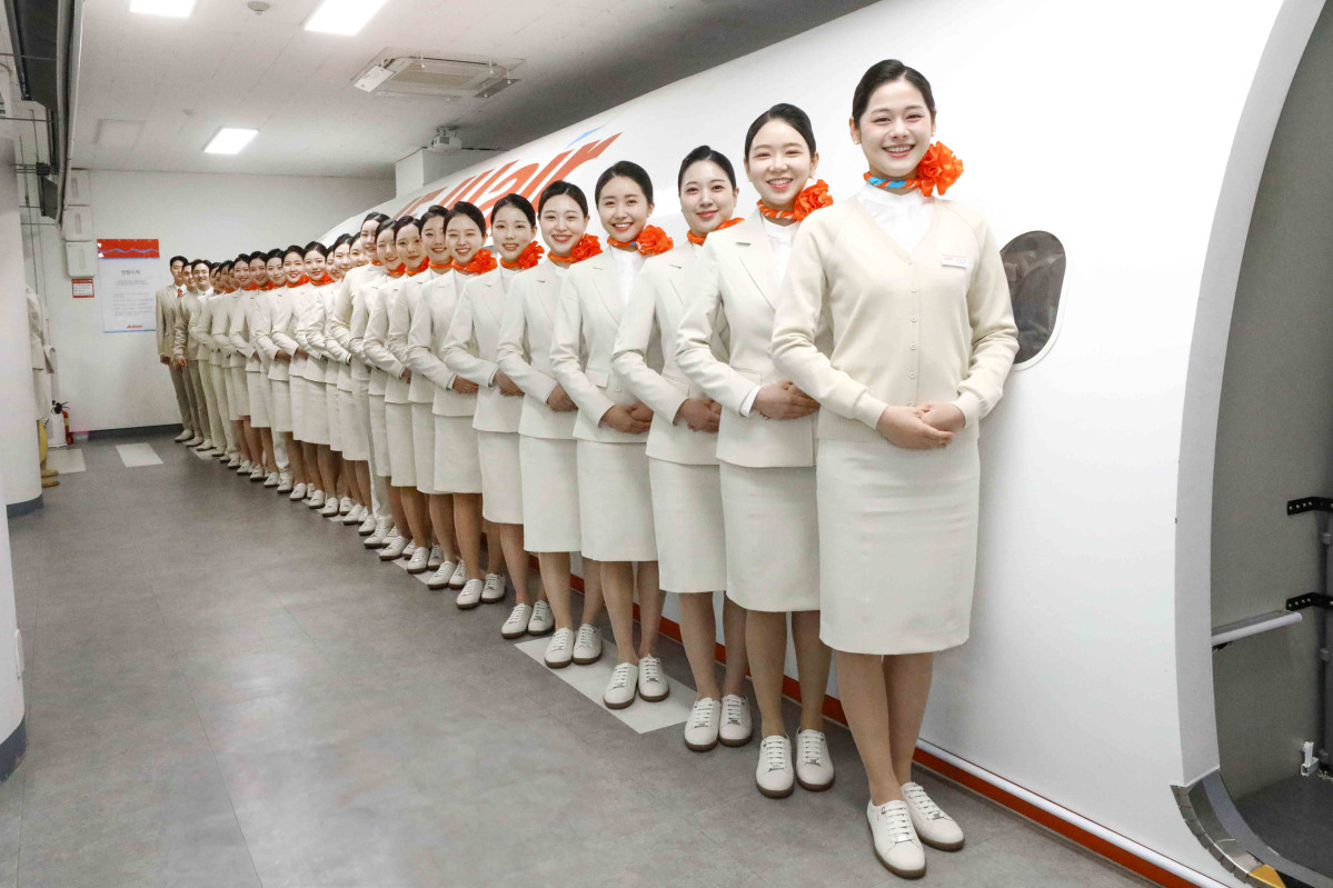 ▲제주항공 신입승무원들이 근무 환경 개선과 비상상황 발생시 대응력 강화를 위해 2월부터 전면 도입된 스니커즈 기내화를 신고 제주항공 객실훈련센터에서 기념촬영을 하고 있다. (사진=제주항공)