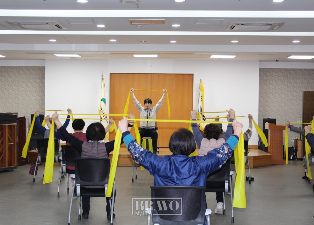 ▲입주자들이 운동 프로그램에 참여하고 있다.(사진=박지수 기자 jsp@)