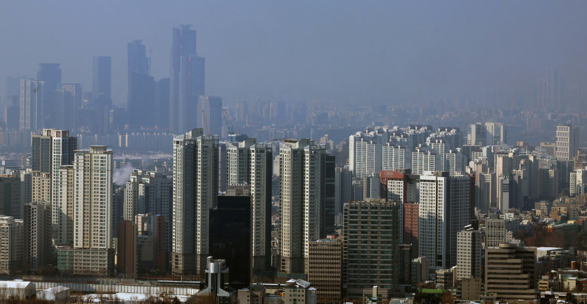 ▲지난달 한강 이남 11개구의 중소형 아파트값 평균이 18억원을 돌파한 것으로 나타났다. 2일 KB부동산 월간 주택 시계열 통계에 따르면 1월 한강 이남 11개구(강남·서초·송파·강동·양천·강서·영등포·동작·관악·구로·금천구)의 중소형(전용면적 60㎡ 초과∼85㎡ 이하) 아파트값은 평균 18억269만원으로 집계됐다. 지난해 12월(17억8561만원)보다 0.96% 상승한 것으로, 서울 중소형 면적 아파트 처음으로 18억원을 돌파했다. 지난달 한강 이북 14개구(종로·중·용산·성동·광진·동대문·중랑·성북·강북·도봉·노원·은평·서대문·마포구)의 중소형 아파트 평균가는 11억419만원으로, 작년 12월(10억9510만원)보다 0.83% 오르며 11억원을 처음으로 넘어섰다. 사진은 이날 서울 남산에서 본 서울 시내 아파트 단지 모습. 신태현 기자 holjjak@