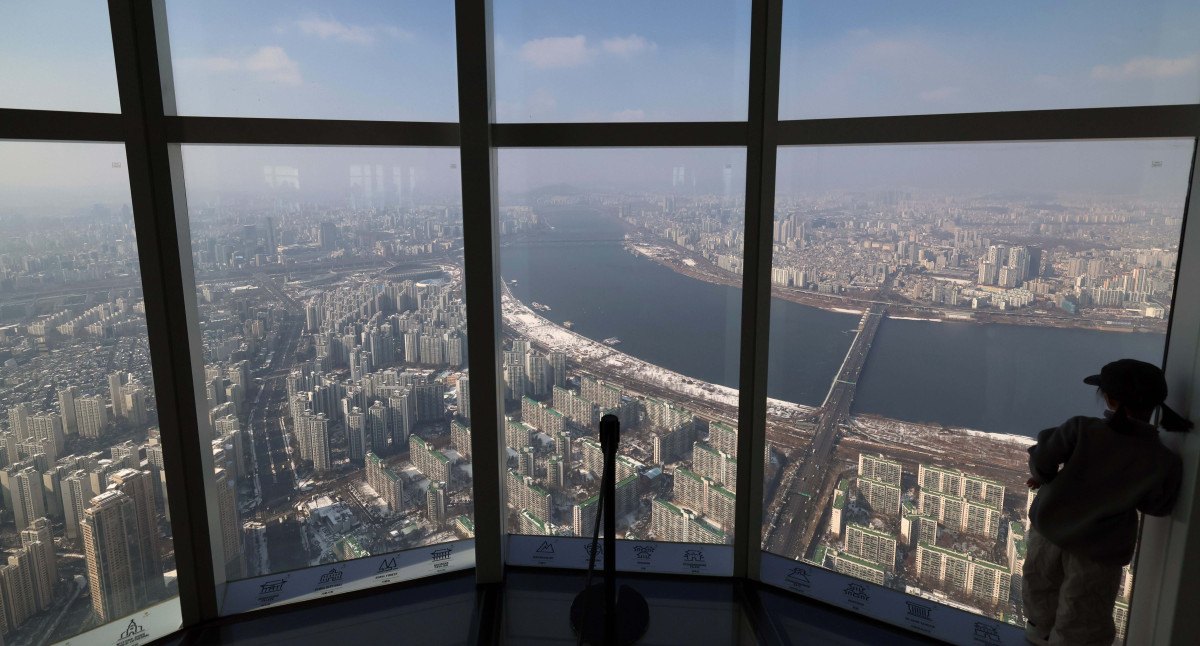 ▲지난달 한강 이남 11개구의 중소형 아파트값 평균이 18억원을 돌파한 것으로 나타났다. 2일 KB부동산 월간 주택 시계열 통계에 따르면 1월 한강 이남 11개구(강남·서초·송파·강동·양천·강서·영등포·동작·관악·구로·금천구)의 중소형(전용면적 60㎡ 초과∼85㎡ 이하) 아파트값은 평균 18억269만원으로 집계됐다. 지난해 12월(17억8561만원)보다 0.96% 상승한 것으로, 서울 중소형 면적 아파트 처음으로 18억원을 돌파했다. 지난달 한강 이북 14개구(종로·중·용산·성동·광진·동대문·중랑·성북·강북·도봉·노원·은평·서대문·마포구)의 중소형 아파트 평균가는 11억419만원으로, 작년 12월(10억9510만원)보다 0.83% 오르며 11억원을 처음으로 넘어섰다. 사진은 이날 서울 송파구 롯데월드타워에서 본 서울 시내 아파트 단지 모습. 신태현 기자 holjjak@