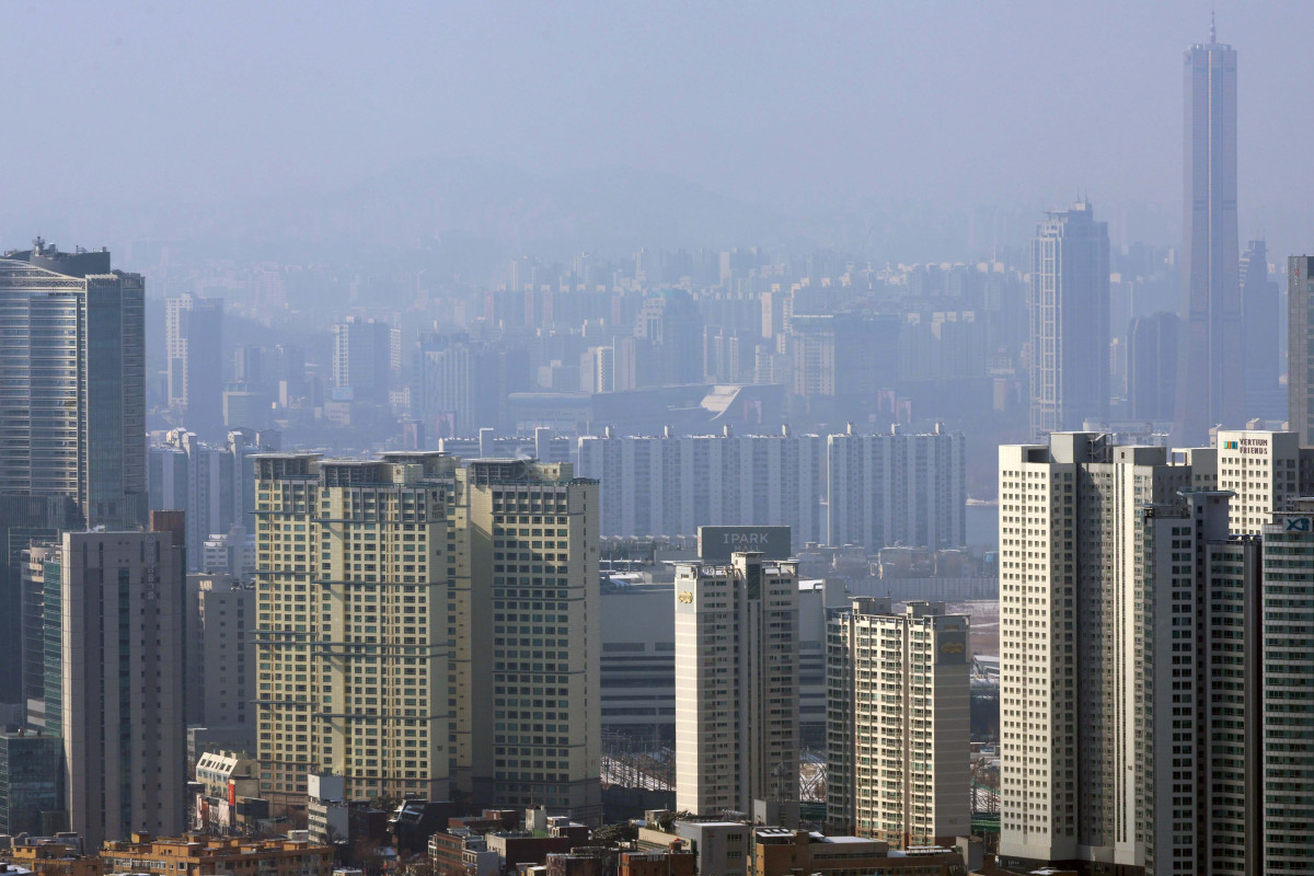 ▲지난달 한강 이남 11개구의 중소형 아파트값 평균이 18억원을 돌파한 것으로 나타났다. 2일 KB부동산 월간 주택 시계열 통계에 따르면 1월 한강 이남 11개구(강남·서초·송파·강동·양천·강서·영등포·동작·관악·구로·금천구)의 중소형(전용면적 60㎡ 초과∼85㎡ 이하) 아파트값은 평균 18억269만원으로 집계됐다. 지난해 12월(17억8561만원)보다 0.96% 상승한 것으로, 서울 중소형 면적 아파트 처음으로 18억원을 돌파했다. 지난달 한강 이북 14개구(종로·중·용산·성동·광진·동대문·중랑·성북·강북·도봉·노원·은평·서대문·마포구)의 중소형 아파트 평균가는 11억419만원으로, 작년 12월(10억9510만원)보다 0.83% 오르며 11억원을 처음으로 넘어섰다. 사진은 이날 서울 남산에서 본 서울 시내 아파트 단지 모습. 신태현 기자 holjjak@