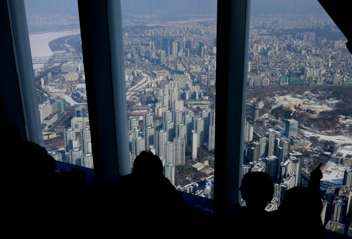 ▲지난달 한강 이남 11개구의 중소형 아파트값 평균이 18억원을 돌파한 것으로 나타났다. 2일 KB부동산 월간 주택 시계열 통계에 따르면 1월 한강 이남 11개구(강남·서초·송파·강동·양천·강서·영등포·동작·관악·구로·금천구)의 중소형(전용면적 60㎡ 초과∼85㎡ 이하) 아파트값은 평균 18억269만원으로 집계됐다. 지난해 12월(17억8561만원)보다 0.96% 상승한 것으로, 서울 중소형 면적 아파트 처음으로 18억원을 돌파했다. 지난달 한강 이북 14개구(종로·중·용산·성동·광진·동대문·중랑·성북·강북·도봉·노원·은평·서대문·마포구)의 중소형 아파트 평균가는 11억419만원으로, 작년 12월(10억9510만원)보다 0.83% 오르며 11억원을 처음으로 넘어섰다. 사진은 이날 서울 송파구 롯데월드타워에서 본 서울 시내 아파트 단지 모습. 신태현 기자 holjjak@